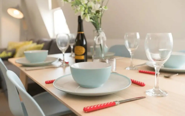 Homely Attic Apt in Central Bristol Sleeps 6