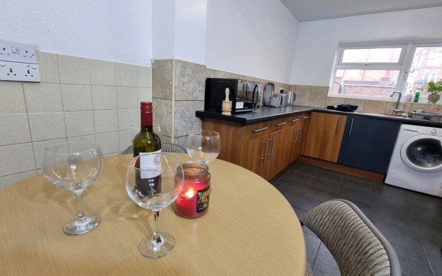 Spacious 4-bed House Great Location Coventry