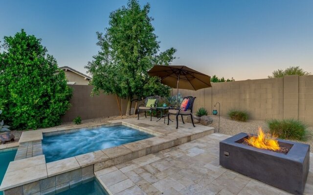 HEATED POOL, SPA, Fire Pit, very LUXURY + SLEEPS 9! by RedAwning