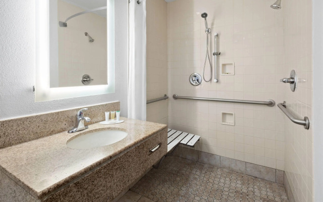 Howard Johnson by Wyndham Romulus Detroit Metro Airport