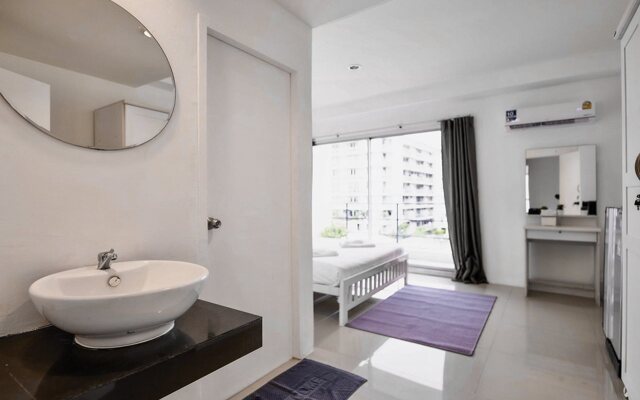 RQ Bangkok Sukhumvit 50 by Collection O