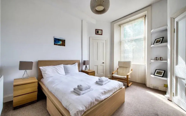Lovely and Spacious 2BR Home on Comiston Road