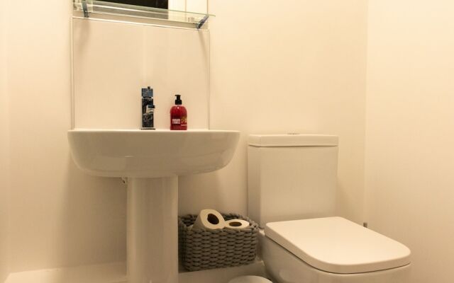 Livestay - 2 Bed 2 Bath Minutes From Heathrow