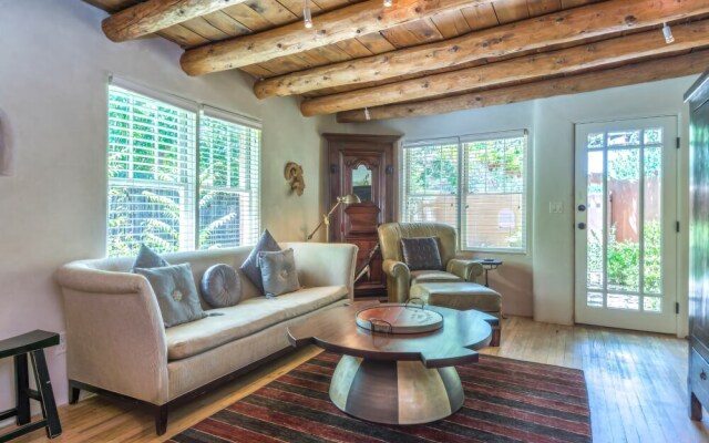 La Luz - Luxurious East Side Adobe With Hot Tub and Kiva Fireplace, Walk Everywhere