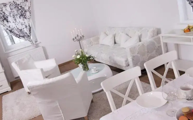 Biały Domek Nad Jeziorem