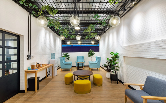 Siam Subway Hostel and Café