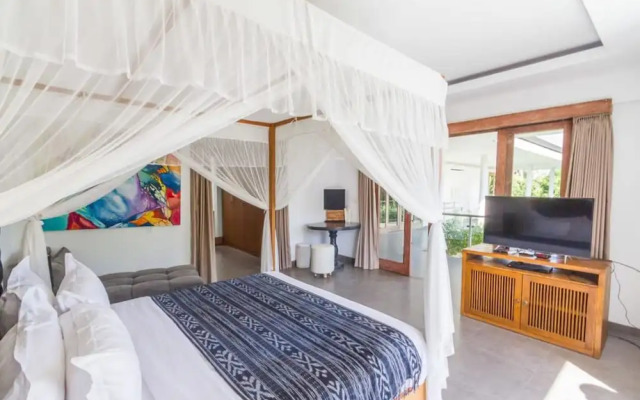 Colorful Private Villa 3 BR, Seminyak With Staff