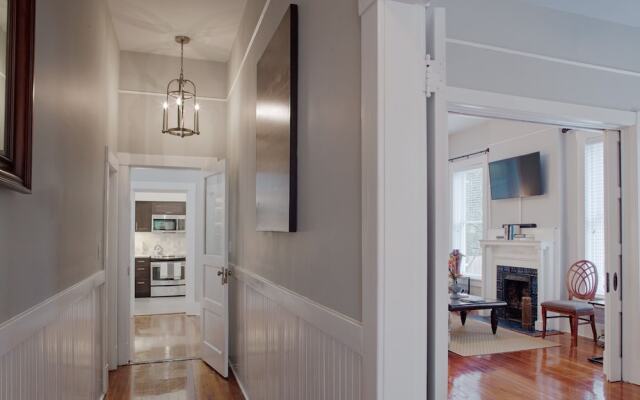 Modern Apartment Near Forsyth