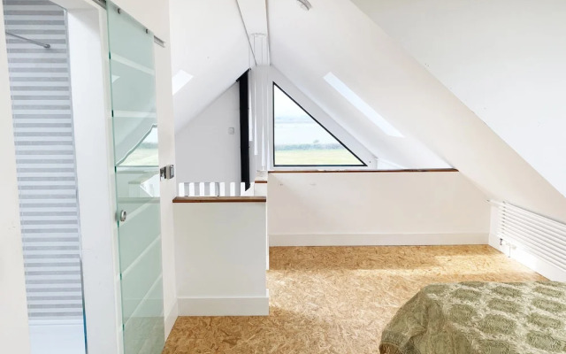 Luxurious Designer Penthouse - Grand Bay Views