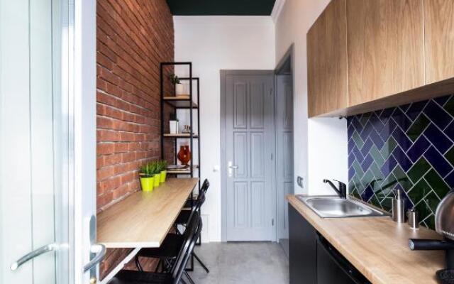 Old Town Courtyard Apartment with private parking