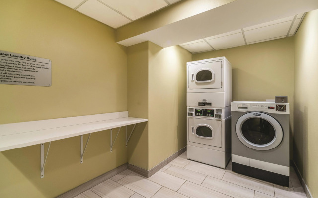 La Quinta Inn & Suites by Wyndham Collinsville - St. Louis