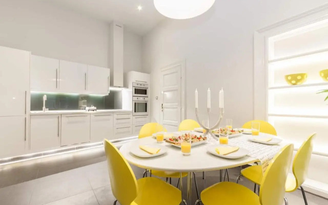 BpR Sophisticated Astoria Suite with Balcony