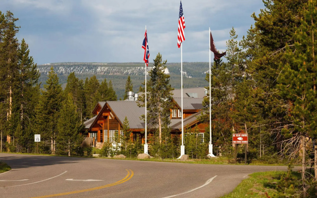 Headwaters Lodge & Cabins at Flagg Ranch