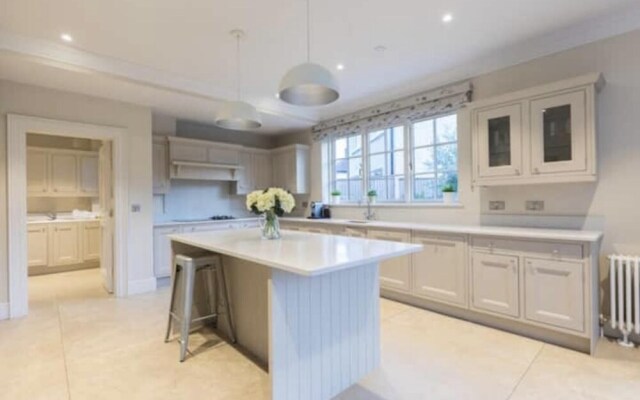 Stunning 5-bed House in London