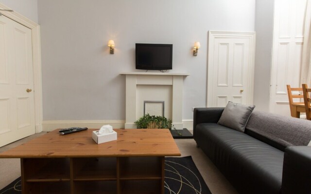 Spacious, Bright 5-br Flat for 10 in Edinburgh