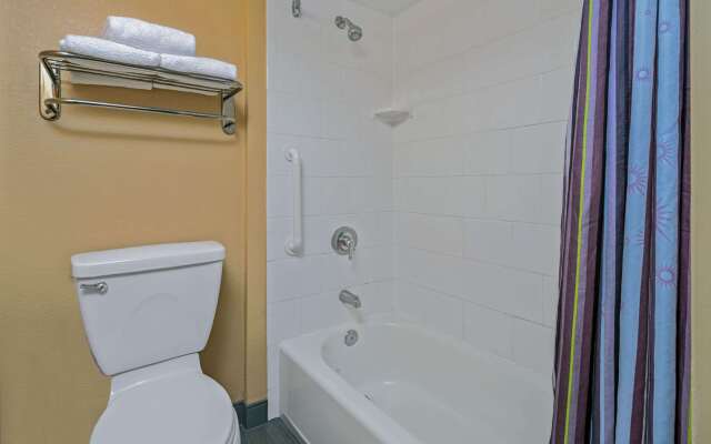 La Quinta Inn & Suites by Wyndham Naples Downtown