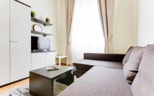 Apartment Halkova 5