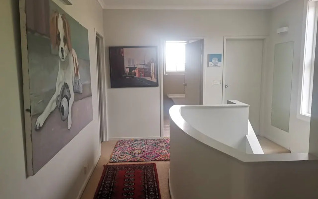Stylish Comfortable Central Artists Home