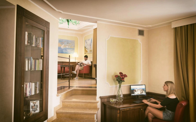 Artemis Hotel