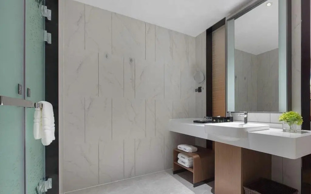 Hampton by Hilton Qionghai Railway Station