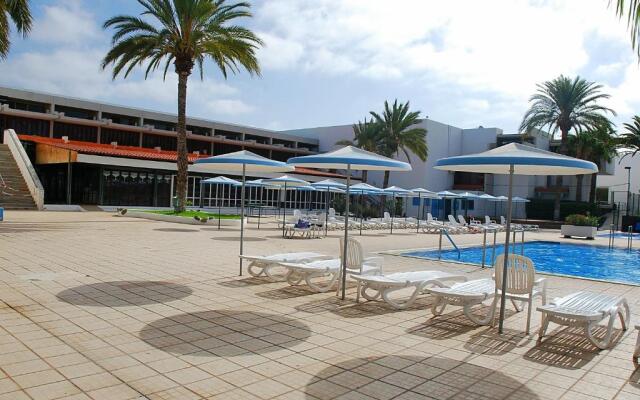 coastal town, 2 people, pool, fiber optic