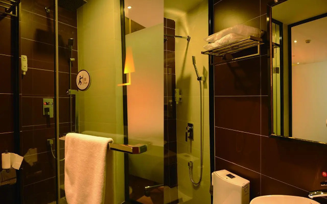 IU Hotel Chengdu Xipu Station