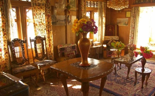Houseboat Heaven Breeze