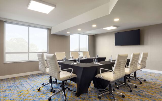 Embassy Suites by Hilton Toronto Airport