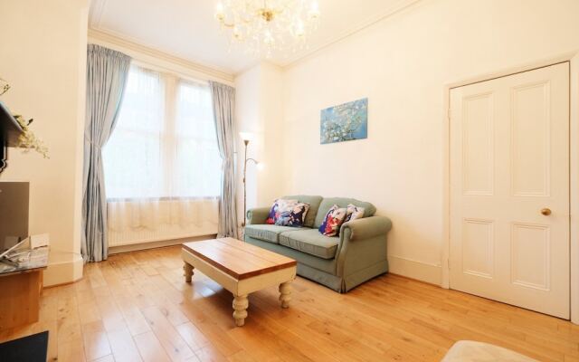 Lovely 1BR Edwardian House For 4 in North London