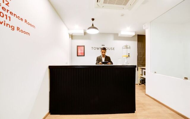 Oyo Townhouse 230 Old Gurgaon Sector 14