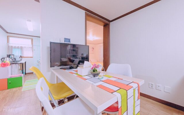 Kpopstarz Guesthouse - Women Only