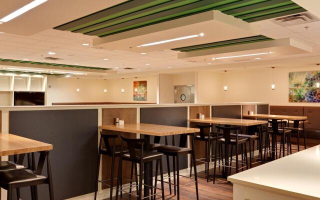 Holiday Inn Hotel & Suites Atlanta Airport-North, an IHG Hotel