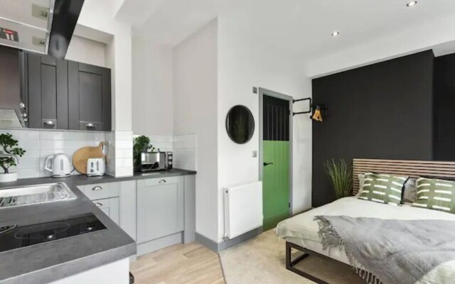 Modern & Bright 1 Bedroom Studio Apt