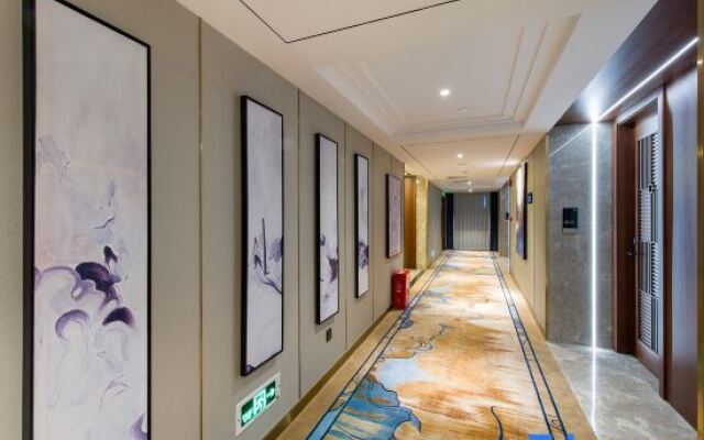 Huada Light Luxury Hotel