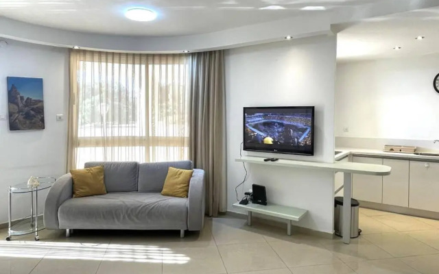 Sunny 3BR Apartment Golf Residence