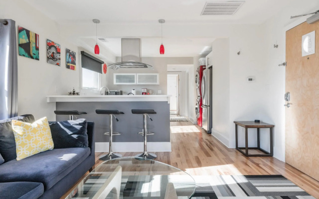 Downton Annie Apartment Three 2BD 1BA Parking