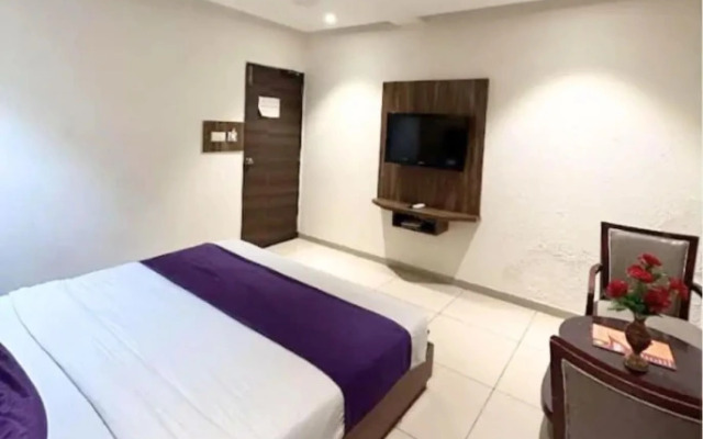 OYO 61228 Hotel Shrimad