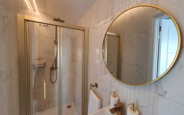 Stunning 1 King bed Cabin in Grays