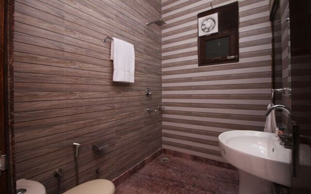 OYO 9019 Golden Park Kirti Nagar