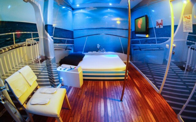 Love Hotel a Paris - Adults Only