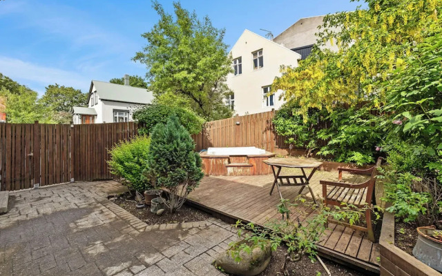 Downtown Baldursbrá Holiday Home