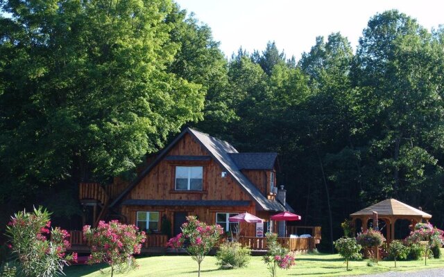 The Highlands Motel & Lodge