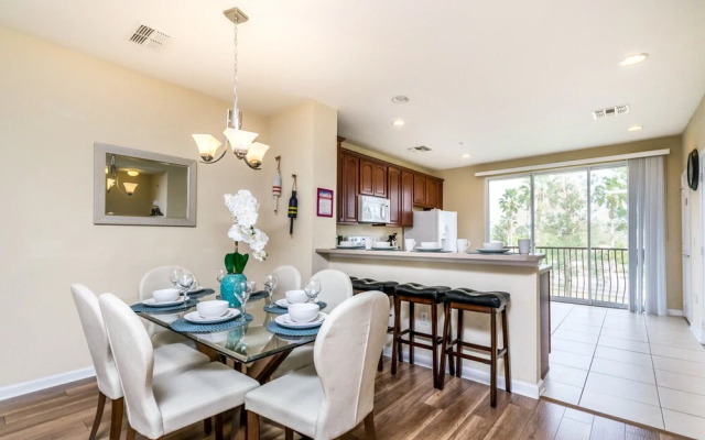 Spacious Vista Cay Townhome Newly Furnished!