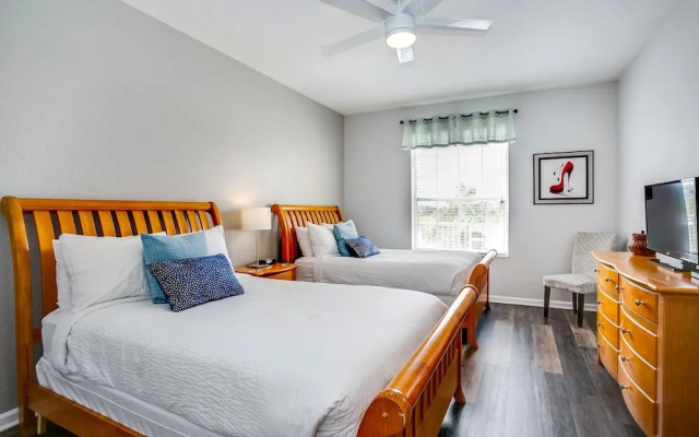 Renata's Waterscape Deluxe 3 Bedroom Condo by RedAwning