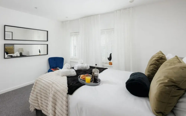 Modern 3 Bed Apartment - Parking