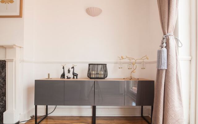 Spacious 3-br House W/conservatory in Greenwich
