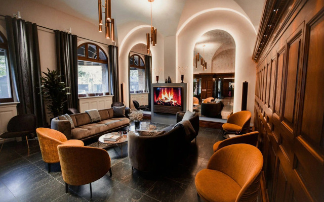 Ascot Hotel & Apartments