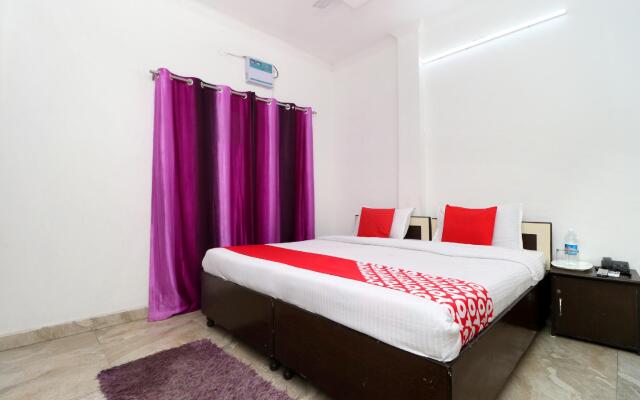 OYO 17306 Hotel Apple Wood