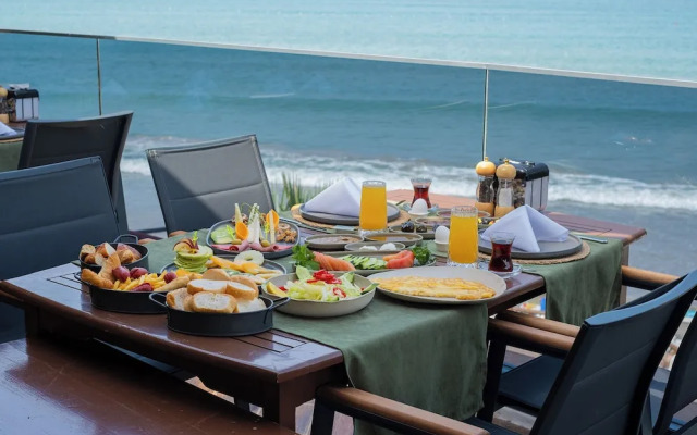 Tropic Beach Club Side