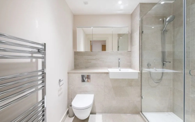 Modern Family Home close to Victoria Station